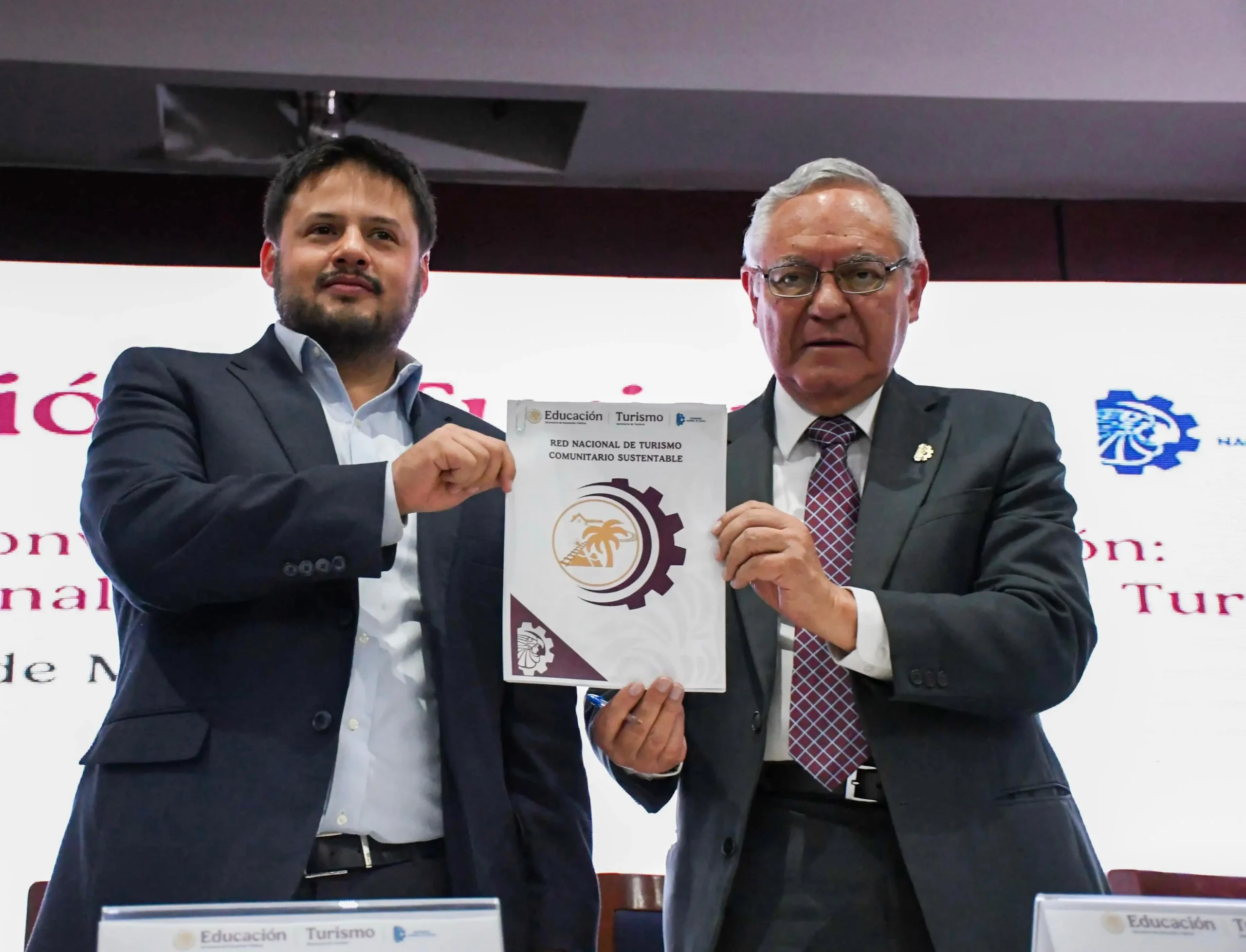 The General Director of TecNM, Ramón Jiménez López, and the Undersecretary of Tourism, Sebastián Ramírez Mendoza signed an agreement to implement sustainable community tourism. Photo: Ministry of Tourism