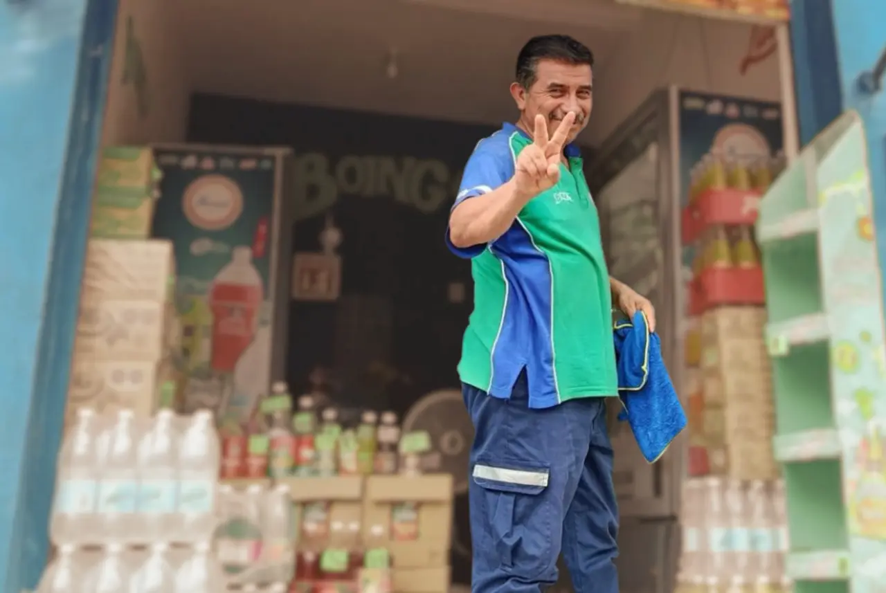 Braulio Elías Pérez Valencia loads crates, drives delivery routes, and distributes beverages to businesses across Papantla, Veracruz. Photo: Social Media